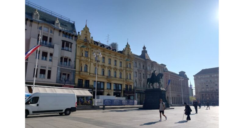ザグレブ旧市街の中心にあるバン・イェラチッチ広場（Ban Jelačić Square）の様子