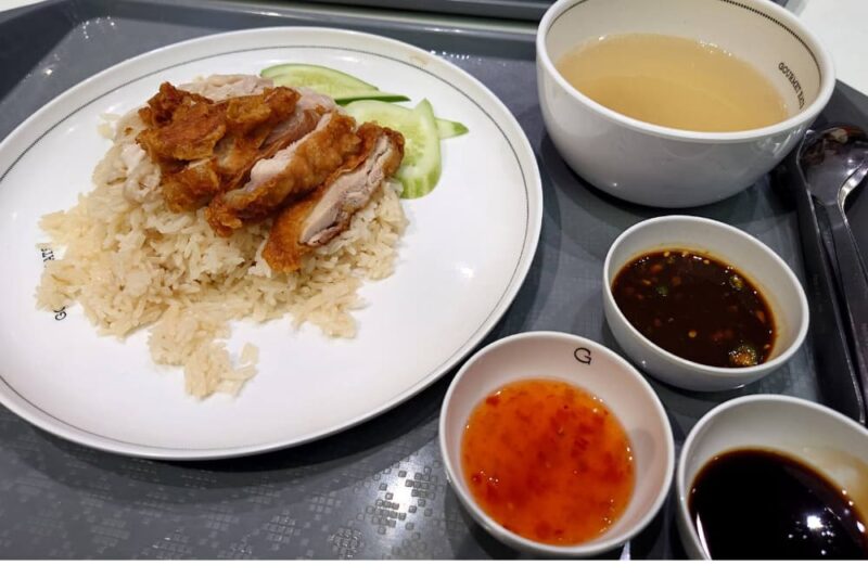 フードコートで食べたカオマンガイの写真
